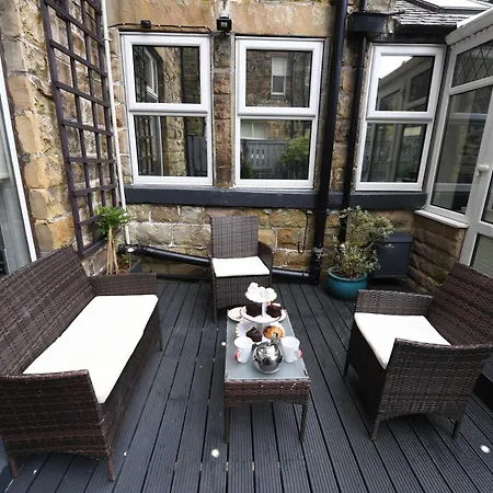 Courtyard Mews - 2 Large En Bedrooms, Garden - Harrogate