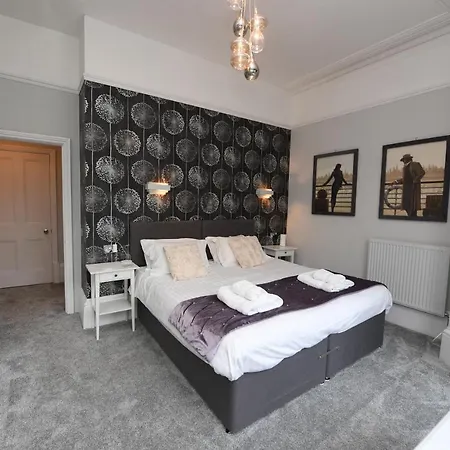 Apartment Courtyard Mews - 2 Large En Bedrooms, Garden -