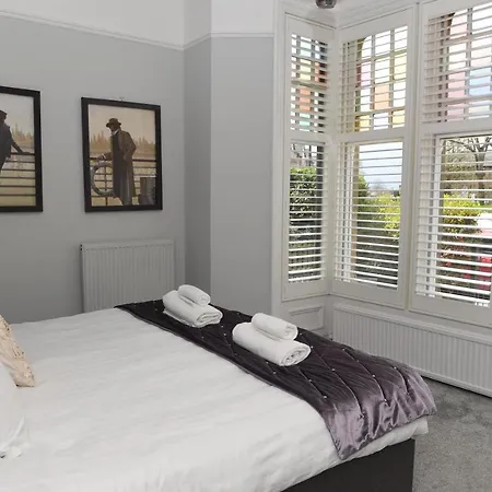 Courtyard Mews - 2 Large En Bedrooms, Garden - Apartment *