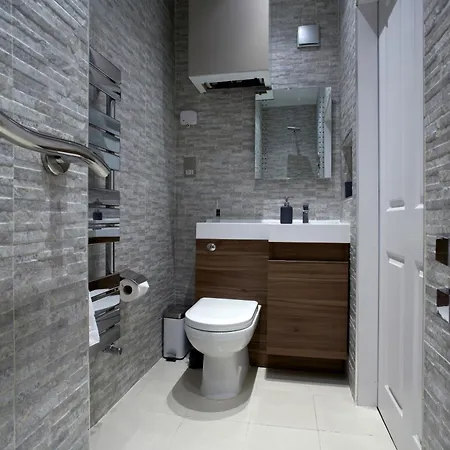 Courtyard Mews - 2 Large En Bedrooms, Garden - 아파트