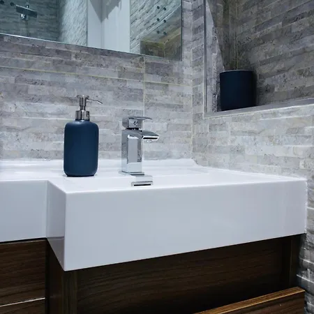 Courtyard Mews - 2 Large En Bedrooms, Garden -