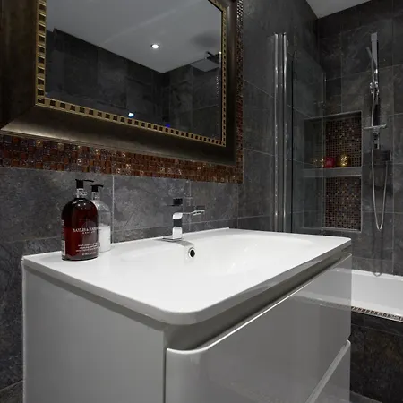 Courtyard Mews - 2 Large En Bedrooms, Garden - Apartment Harrogate