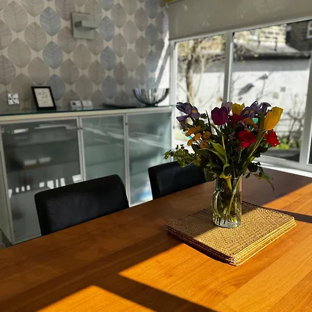 Courtyard Mews - 2 Large En Bedrooms, Garden - Apartment *