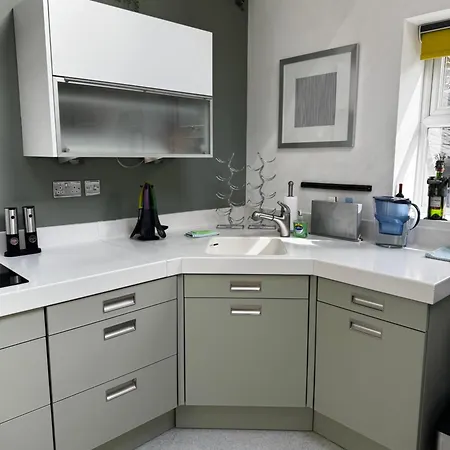 Courtyard Mews - 2 Large En Bedrooms, Garden - 아파트 해러게이트