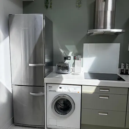 Courtyard Mews - 2 Large En Bedrooms, Garden - 아파트 해러게이트