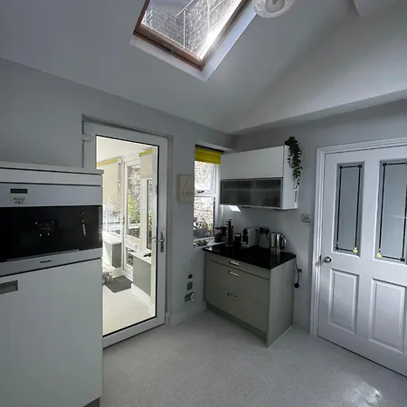 Apartment Courtyard Mews - 2 Large En Bedrooms, Garden - Harrogate