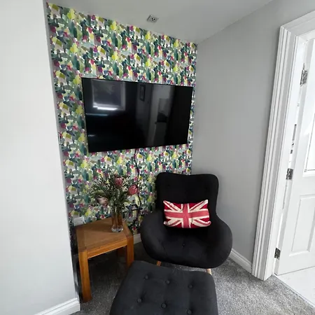 Courtyard Mews - 2 Large En Bedrooms, Garden -