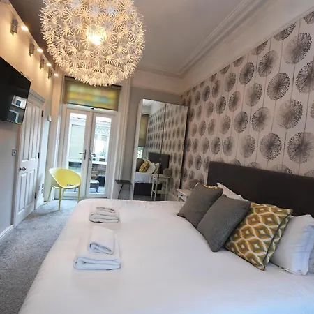 Courtyard Mews - 2 Large En Bedrooms, Garden - *