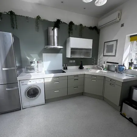 Courtyard Mews - 2 Large En Bedrooms, Garden -